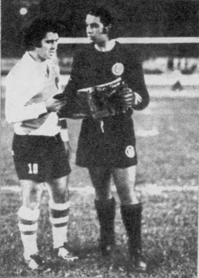 Imagen Con Ballesteros la noche del segundo partido, cuando derrotaron a Universitario. "Le quise meter un gol de caño, pero se avivó y me cerró las piernas." 