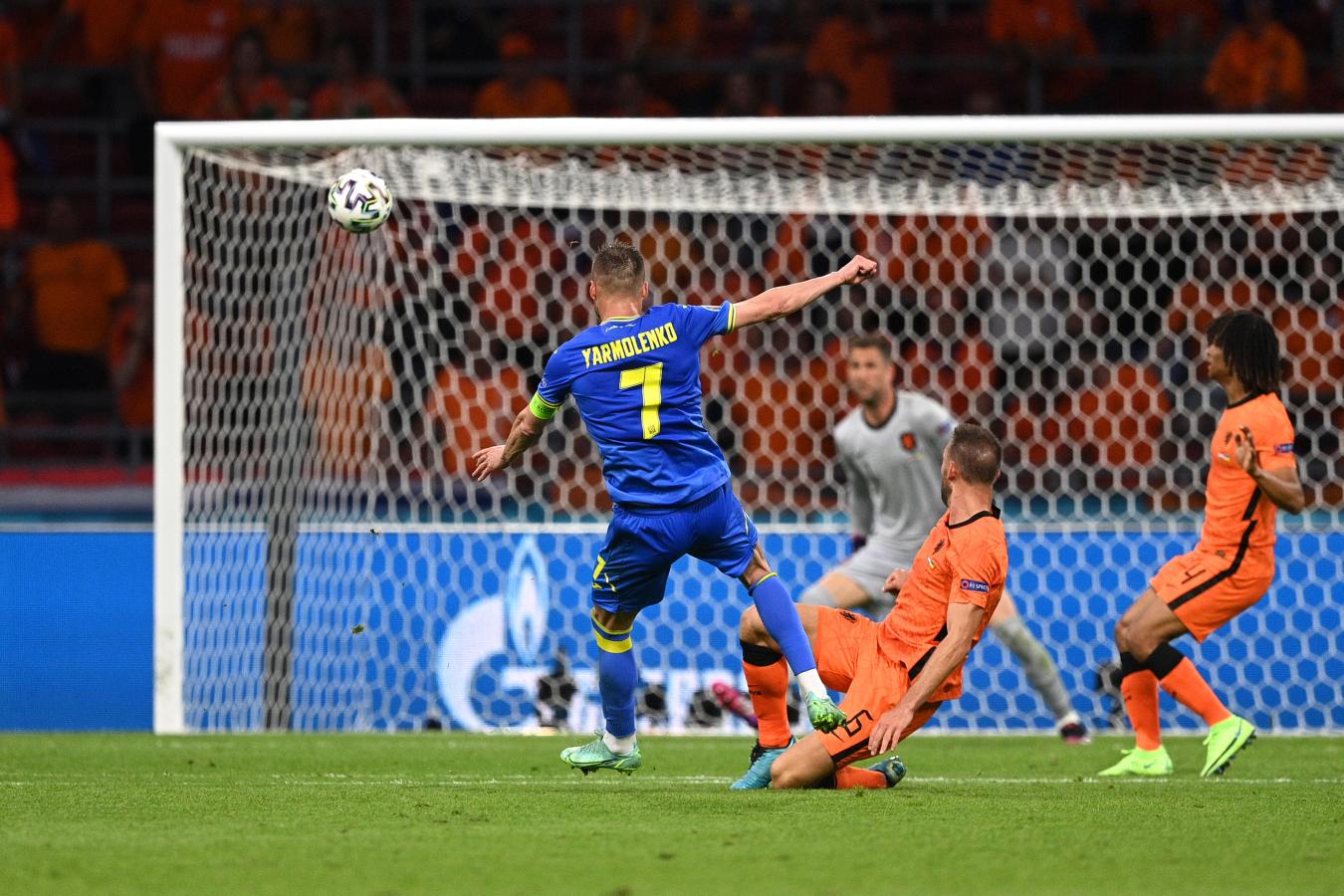 Imagen La eximia pegada de Yarmolenko para lograr el descuento de Ucrania a quince para el final. Foto: @EURO2020