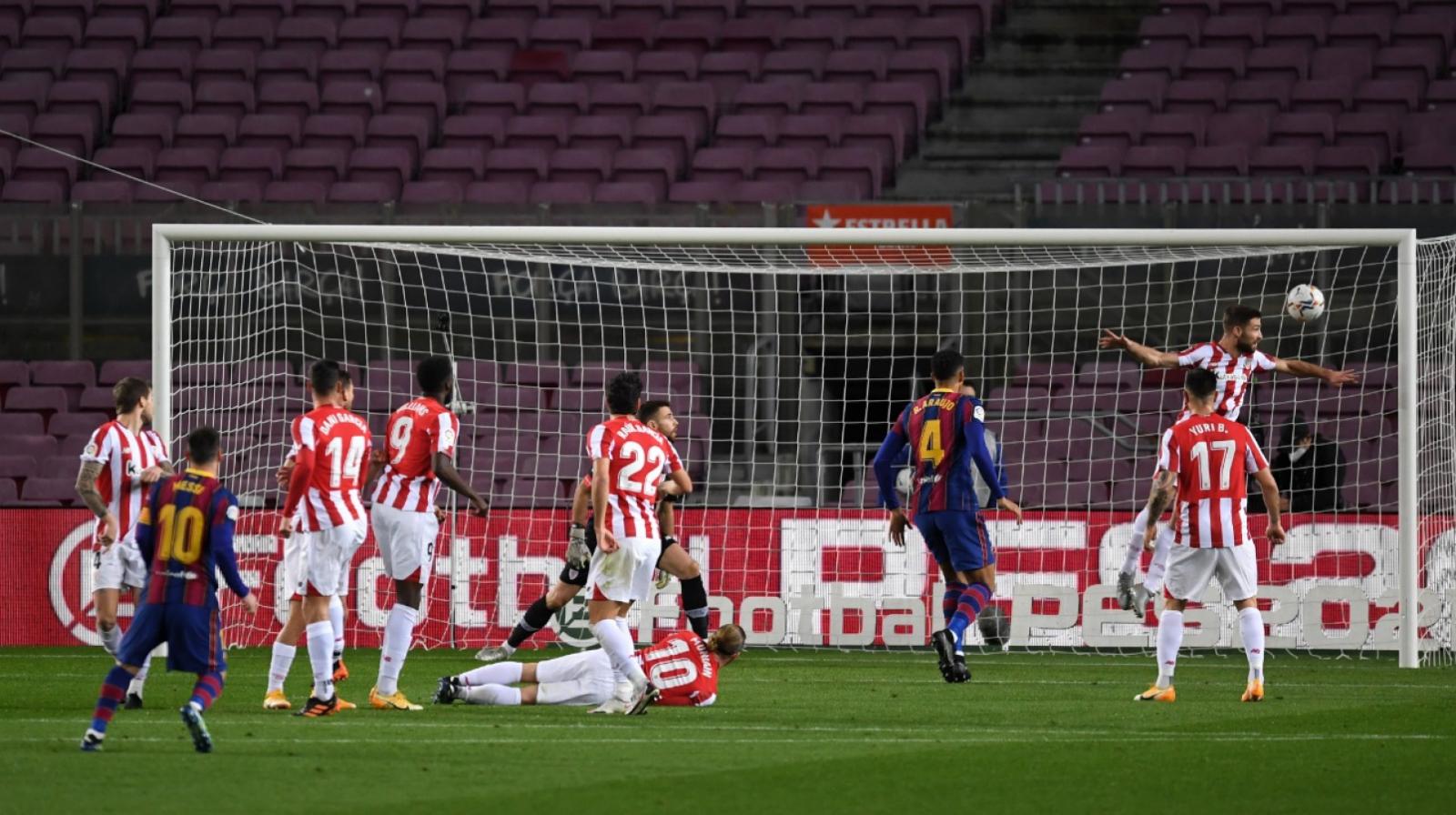 Imagen El tiro de Messi rumbo al ángulo: Barcelona ganó y sueña con pelearle la Liga a Atlético de Madrid