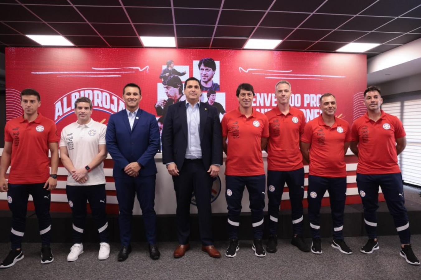 Imagen Daniel Garnero en la presentación oficial como entrenador Paraguayo