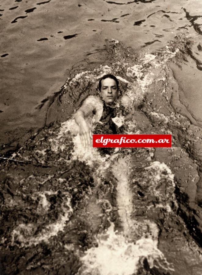 Imagen En estilo espalda también fue Campeón y recordman. El año 1929 en los campeonatos nacionales, Zorrilla ganó todo: 100, 200, 400, 800 y 1500mts libre; 100mts espalda, carrera de postas y torneo de Water Polo.