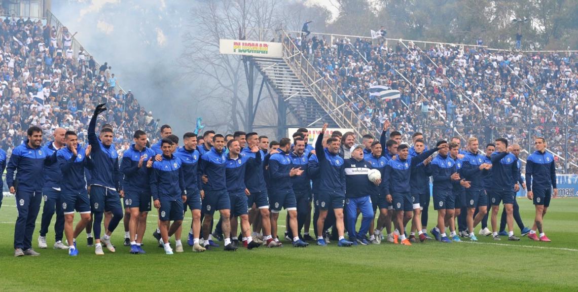 Imagen El Bosque fue una fiesta, los hinchas colmaron el estadio, Maradona terminó emocionado, cantando junto a los jugadores. No tiene una tarea fácil, pero la ilusión ya está en marcha.