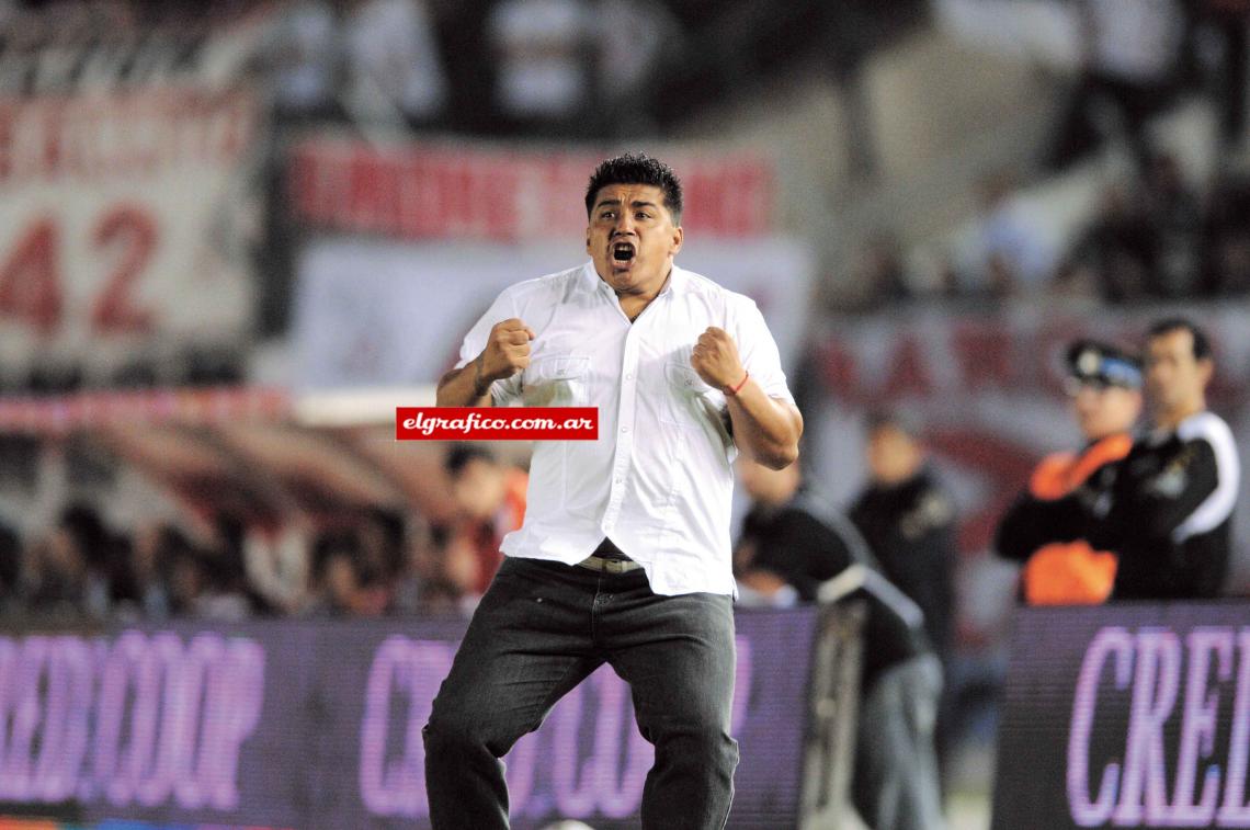 Festejo de gol a River. Debutó en Godoy Cruz en 2008.