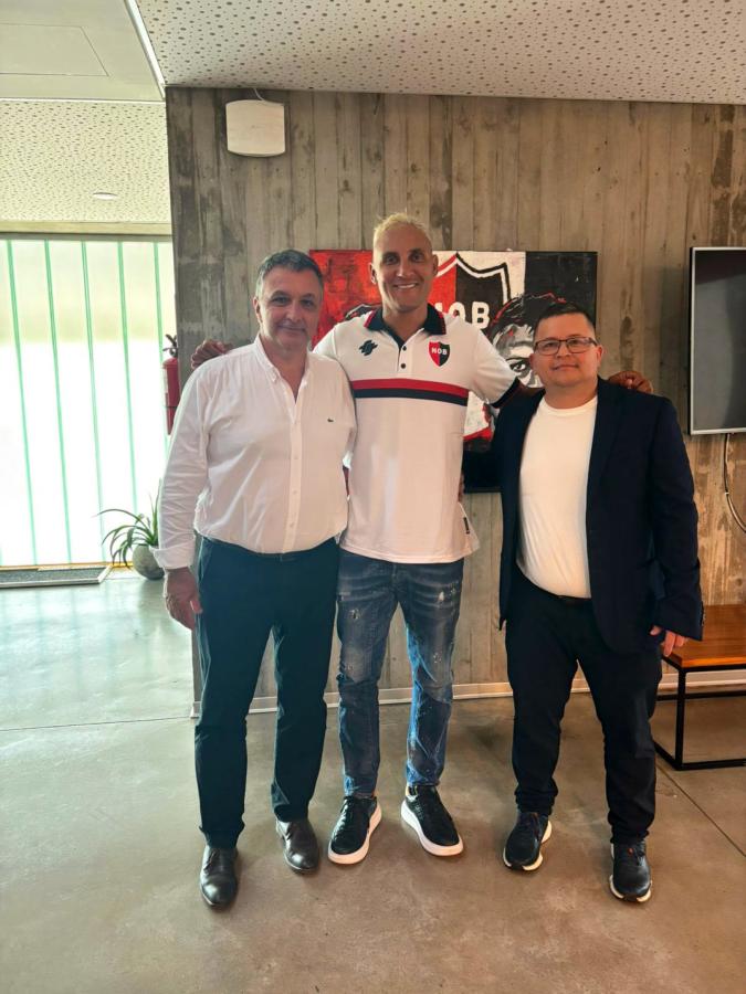 Imagen Tiempos felices: Astore junto con Navas y su representante, en su llegada a Newell's.