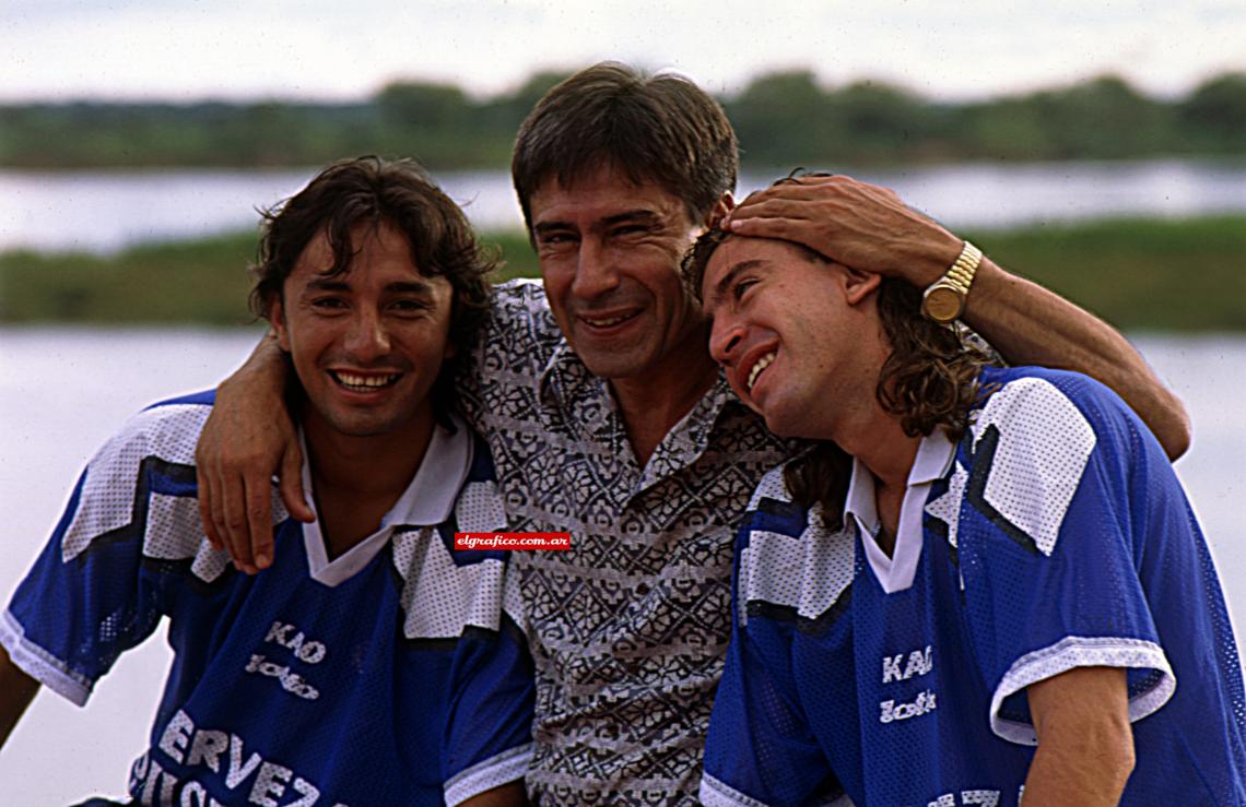 Imagen En el centro, el padre Alfonso Obregón, abrazando a sus dos hijos: a la izquierda, Luis Alberto Zambrano, y a la derecha, Alfonso Andrés Obregón.