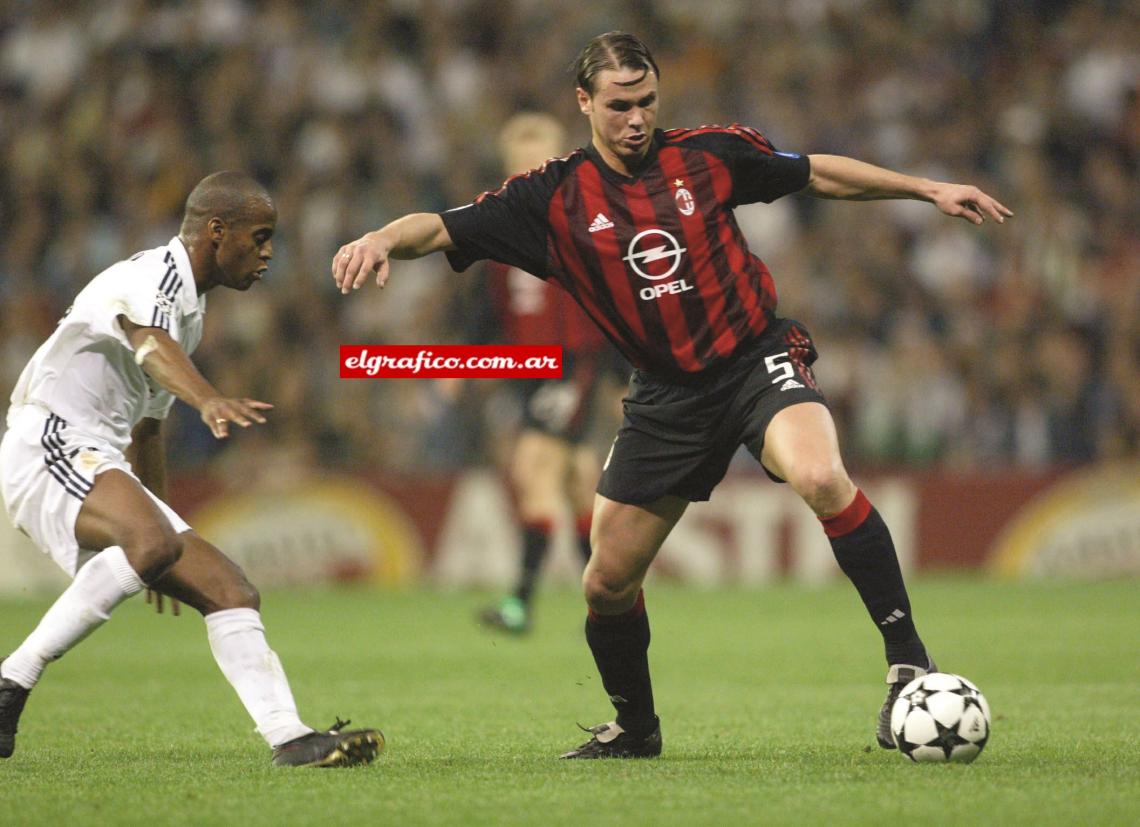 Una clásica pose plástica de Redondo, ante la marca de Flavio Conceição. Si hubiera tenido el pelo así de corto en el 98...