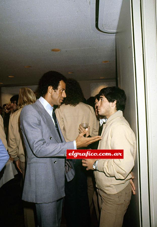Imagen En 1979 se encontró con Maradona en Nueva York y declaró: ¨Ojalá lluegue al nivel de Pelé¨.
