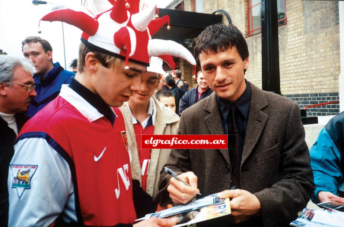 Imagen Hinchas del Arsenal le piden autógrafos en las afueras del estadio. Jugó 3 años.