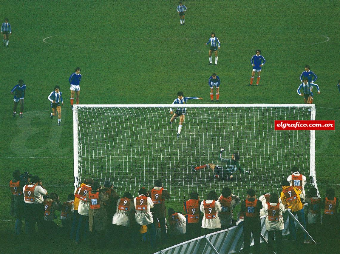 Gol de penal a Francia en el Mundial disputado en Argentina en 1978.