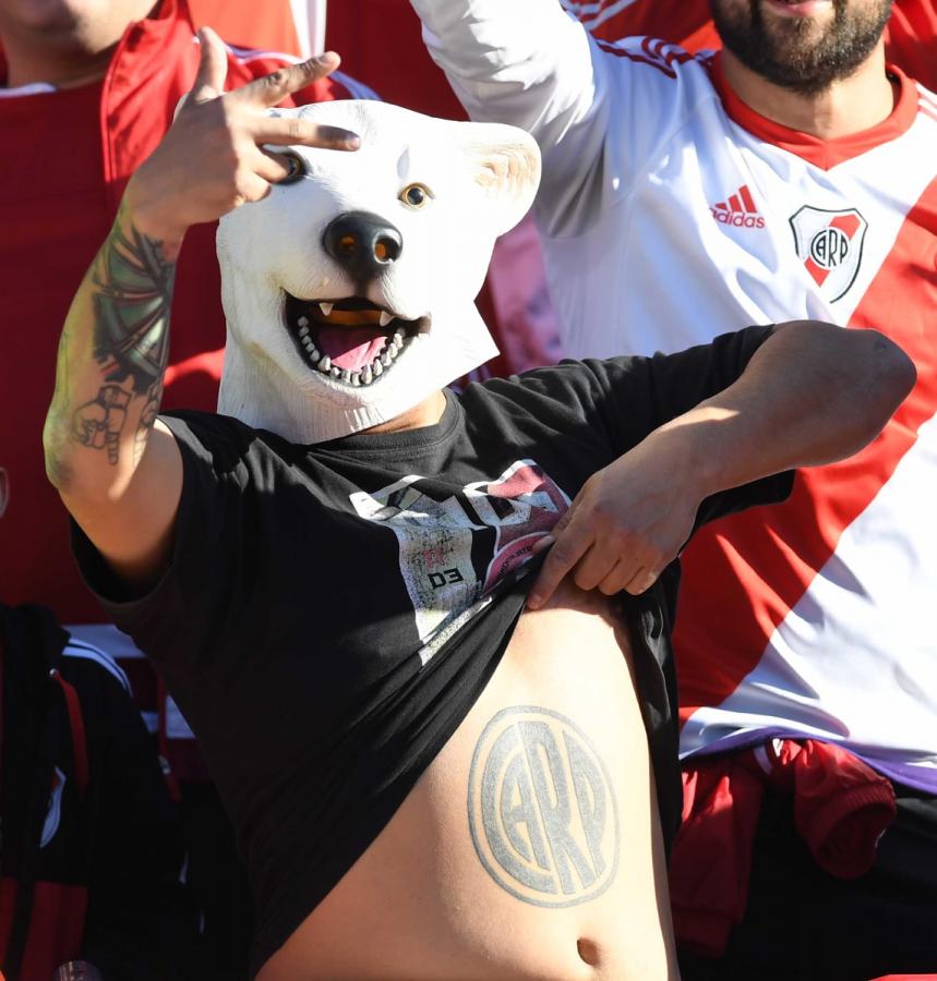 Imagen La máscara del oso (la que usó Pratto para festejar la obtención de la Recopa Sudamericana frente al Paranaense) y los 3 dedos que indican los 3 goles que River le hizo a Boca en Madrid. Los hinchas disfrutaron todo el partido, burlándose de su clásico rival.
