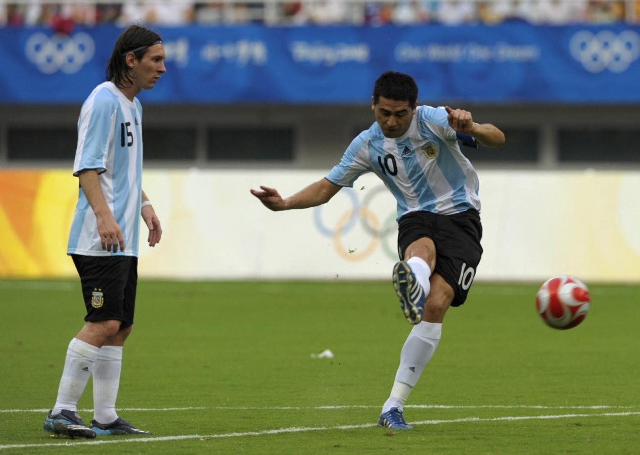 Imagen Messi mira, Riquelme patea. Fue durante los JJ.OO. de Beijing en 2008. Argentina obtuvo el Oro.