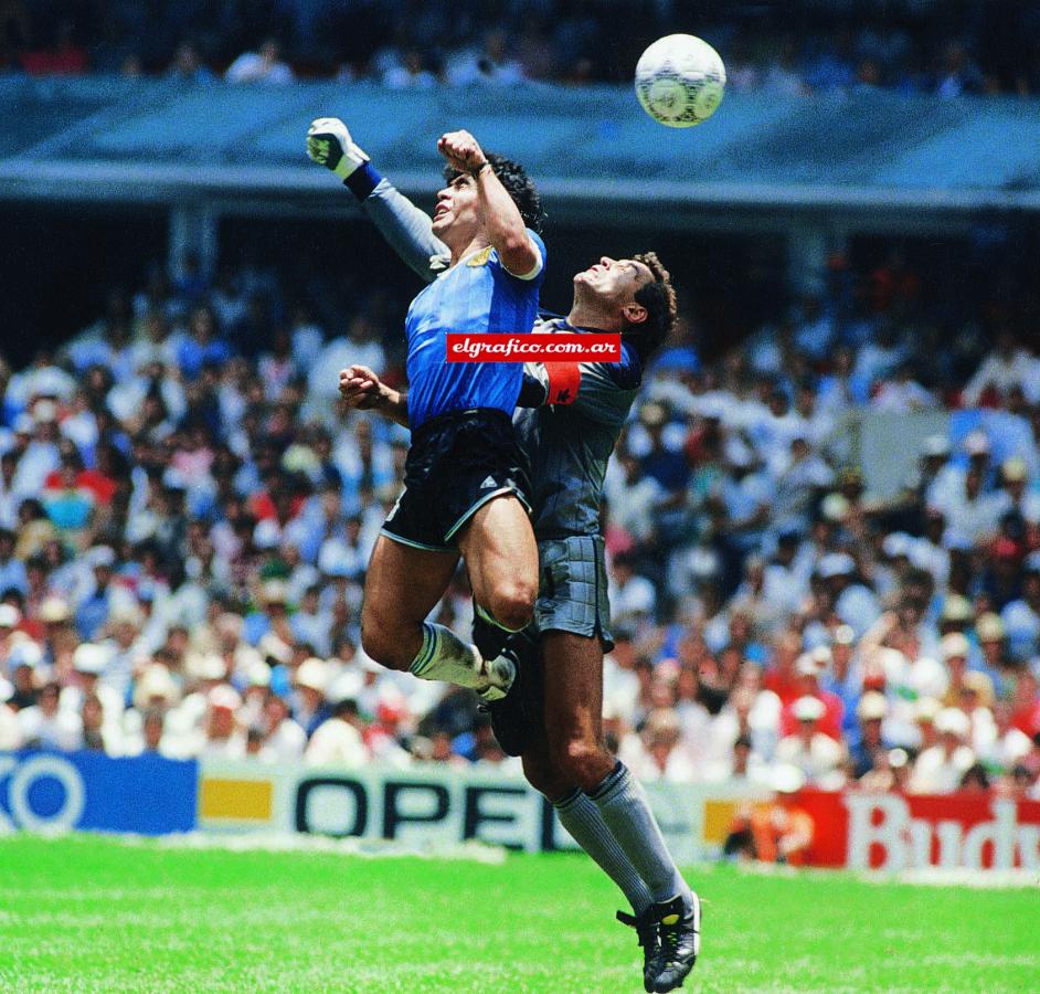 Imagen Maradona ya le ganó a Shilton con el puño y la pelota va hacia el arco inglés. Fue el primer gol de la Argentina, que terminó ganando 2-1 en el 86.