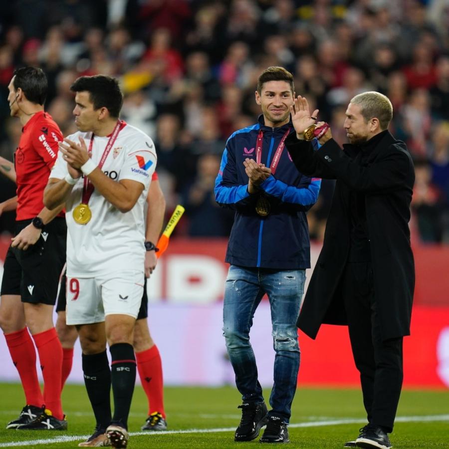 Imagen Previo al partido, Sevilla homenajeó a sus jugadores campeones del mundo.