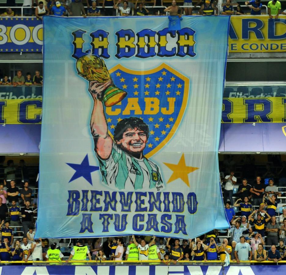 Imagen En la previa del partido, la zona de los palcos, homenajeó a Maradona.