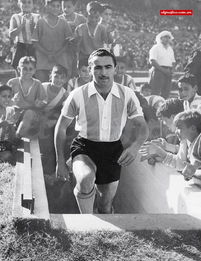 Imagen Los pibes ven salir con admiración por el túnel a Juan José Pizzuti. El temible delantero que jugó en Racing en los años 50, es el segundo goleador histórico de la era profesional en el club. Con la Acedemia ganó los campeonatos de 1958 y 1961.