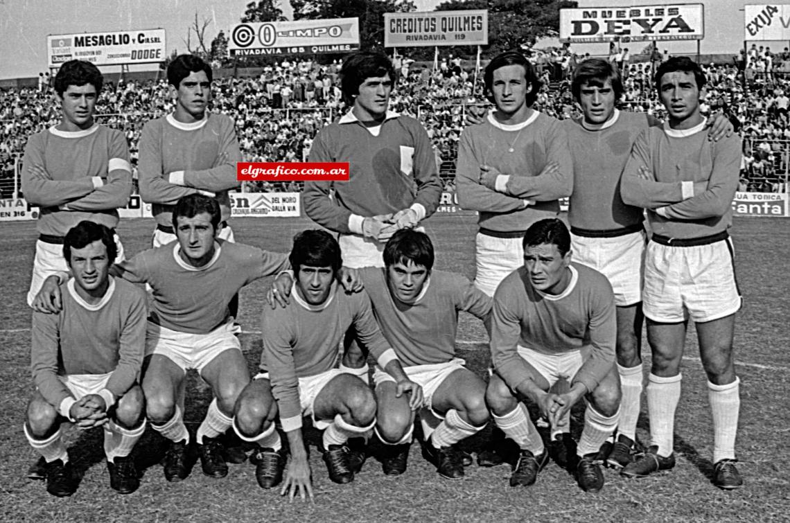 Imagen Un formación de Quilmes de 1970. Tenía un buen equipo pero no le alcanzó para mantener la categoría. Tourino, Manna, Fillol, Magliolo, Rimolo, Martinez; Cotton, Della Savia, Jorge Pérez, Reguera y Leeb.