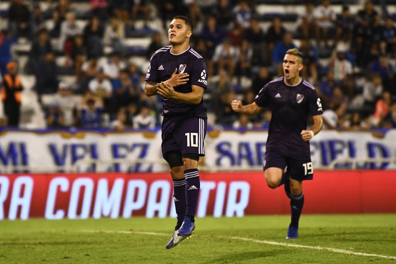 Imagen La noche del estreno de la 10 para Quintero, con gol de penal ante Vélez. River jugó con camiseta violeta en Liniers.