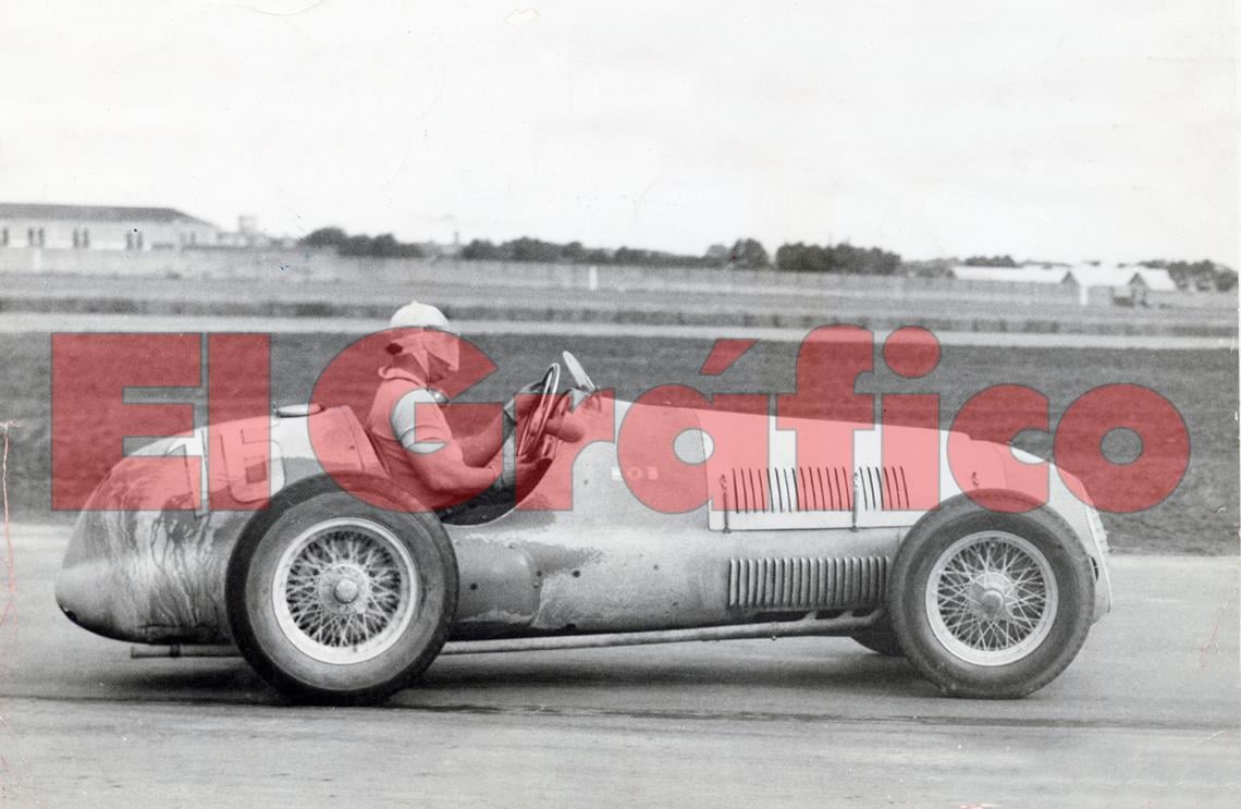 El "cavallino rampante" a fondo. Otra maquina en la que Fangio fue campeón del mundo.