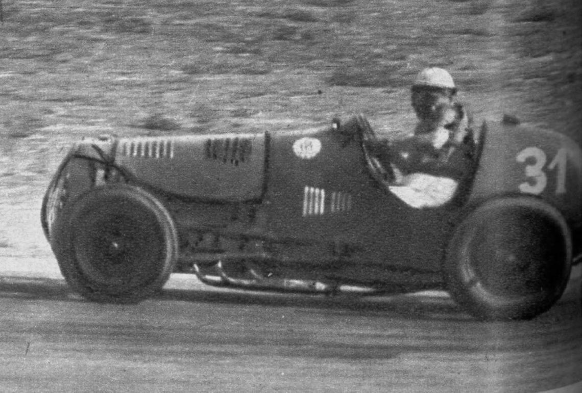 Carlos Fortunati Firpo, con el medio mecánico de que dispone, qué un luchador firme en las dos pruebas de mecánica nacional. Ocupó el cuarto lugar en la clasificación general. Aquí aparece entrando en una de las curvas de la pista.