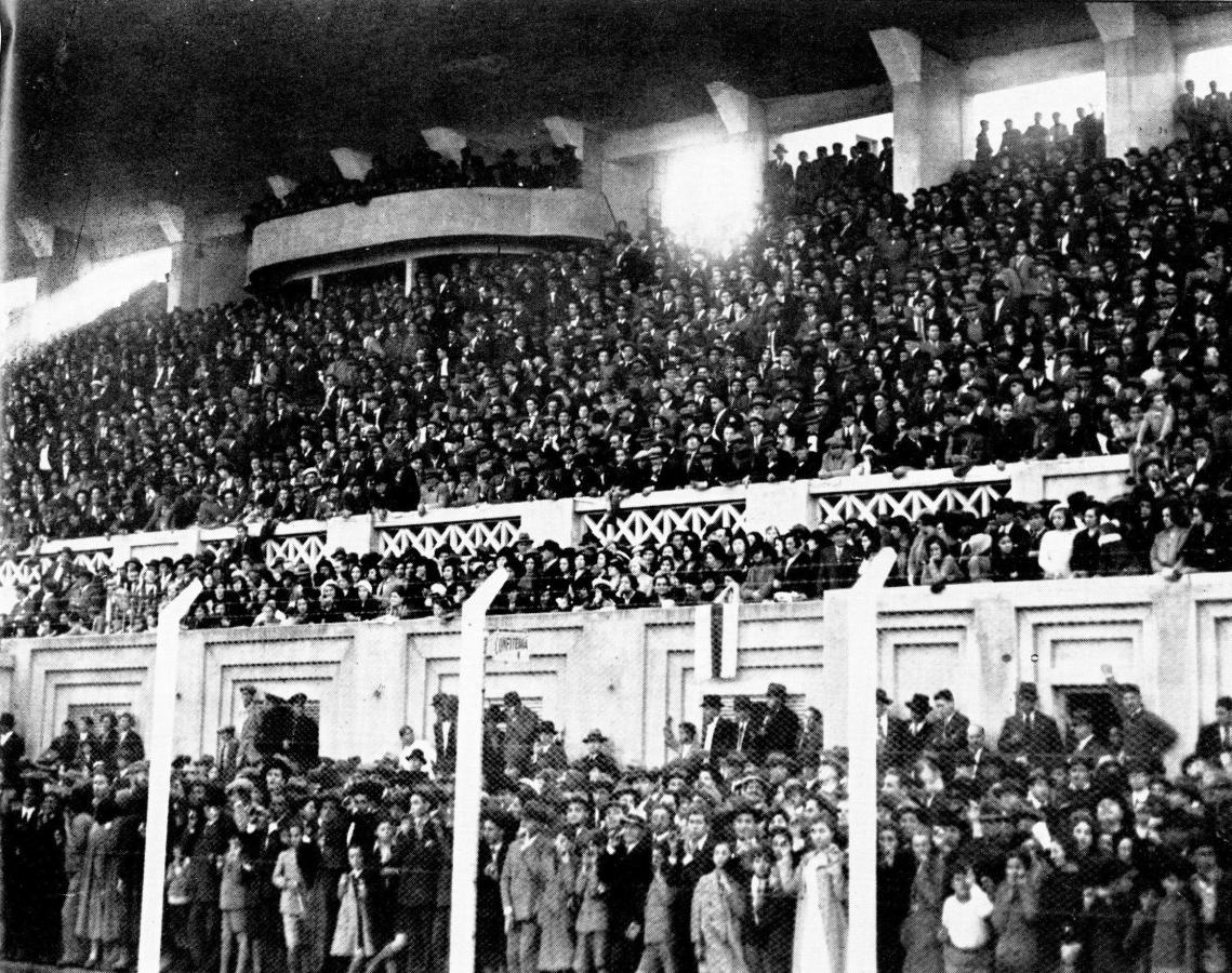 Una parte del público que ocupó la tribuna oficial y que, junto con los otros espectadores, que sumaron 25.000, asistieron perplejos a la burla de que se le hacía objeto al ofrecerles quince minutos de un espectáculo cine debía durar noventa. La correcta conducta de ese público contrastó evidentemente con la actitud asumida por: el capitán de Estudiantes.