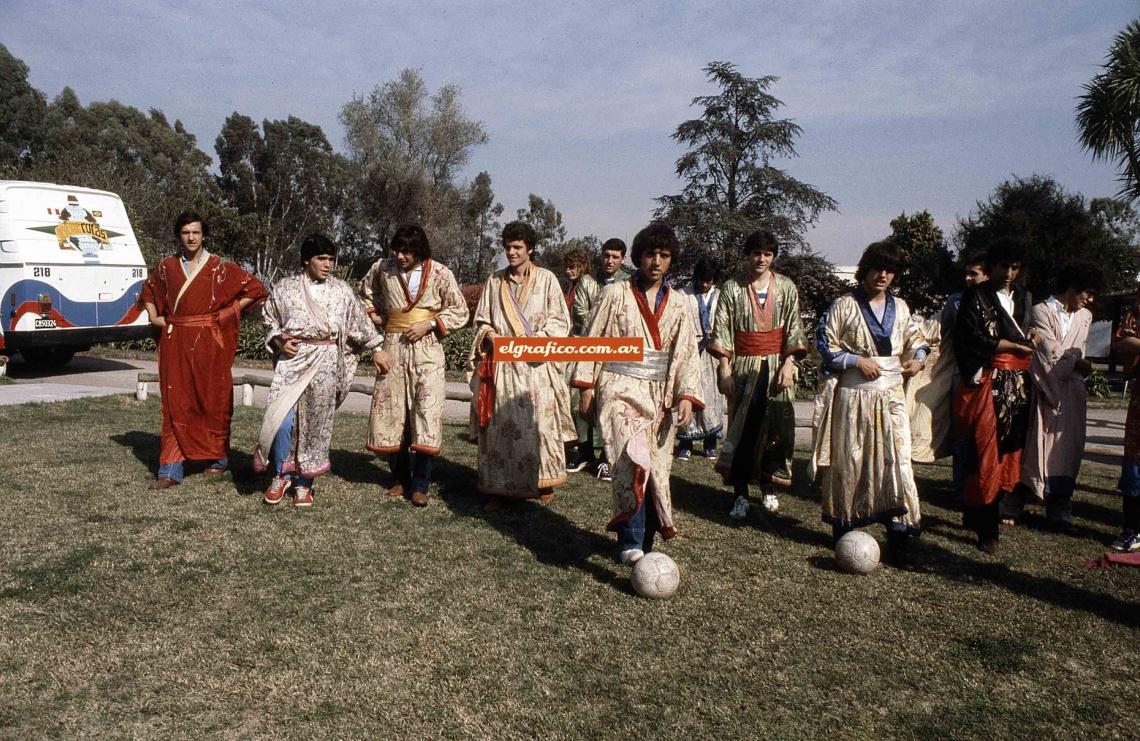 Imagen La producción para El Gráfico, los jugadores posan con atuendos típicos de Japón