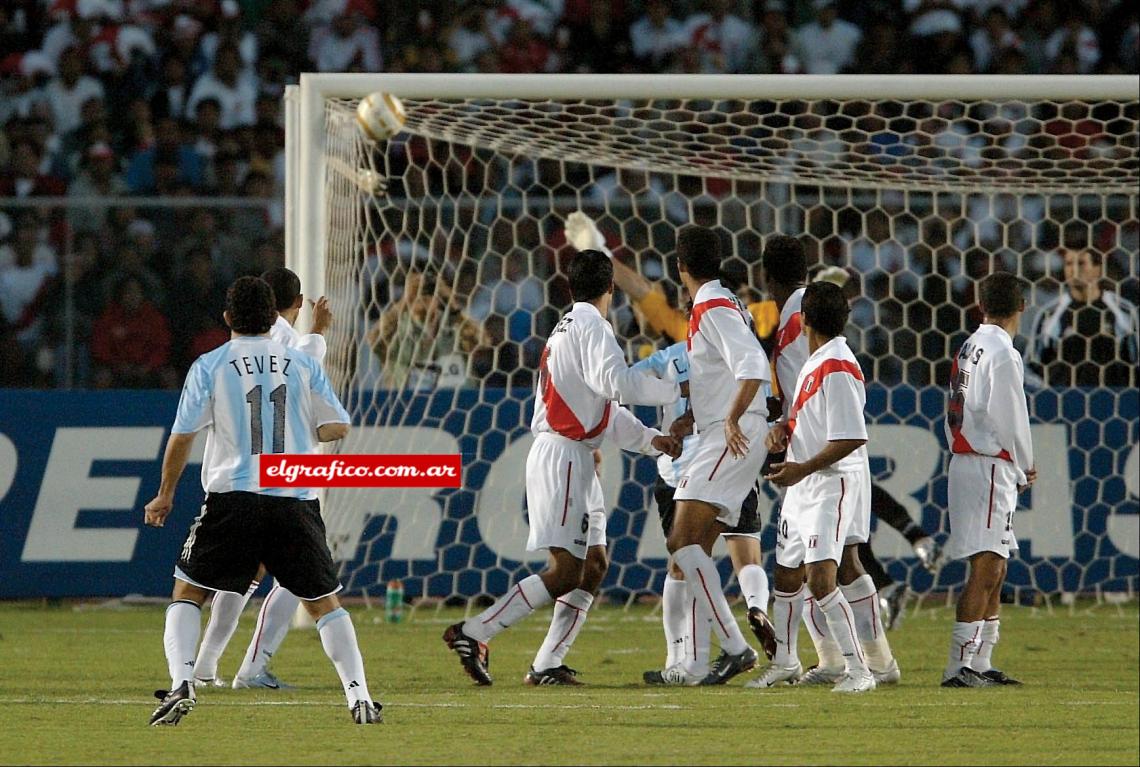 Imagen Obra maestra de Carlitos Tevez. Un tiro libre de gran precisión y victoria ante Perú.