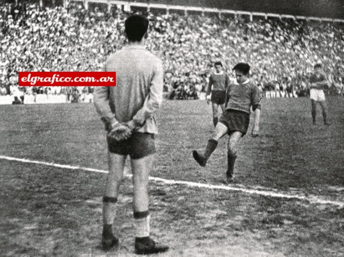 Imagen El 24 de noviembre de 1963“el partido” era Independiente-San Lorenzo en Avellaneda. Era la última fecha y sólo el Rojo y River tenían chances. Pero con ganar, Independiente ya era campeón. Como los Gauchos de Boedo consideraron, con algo de razón, que el árbitro era muy permisivo con el juego brusco de Independiente, se cruzó de brazos y dejó de jugar. Como se ve en la foto en el gol de Vázquez a un Irusta que parece estar esperando el bondi. El Rojo terminó ganando 9 a 1.