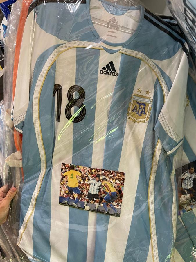 Imagen La camiseta con la que Agüero debutó en la Selección Argentina en 2006, con su respectiva foto de referencia. Fue derrota 3-0 contra Brasil en un amistoso. 