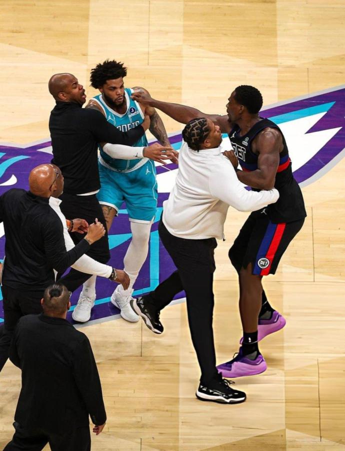 Imagen Empujones, trompadas e insultos: Charlotte y Detroit protagonizaron un escándalo en la NBA.
