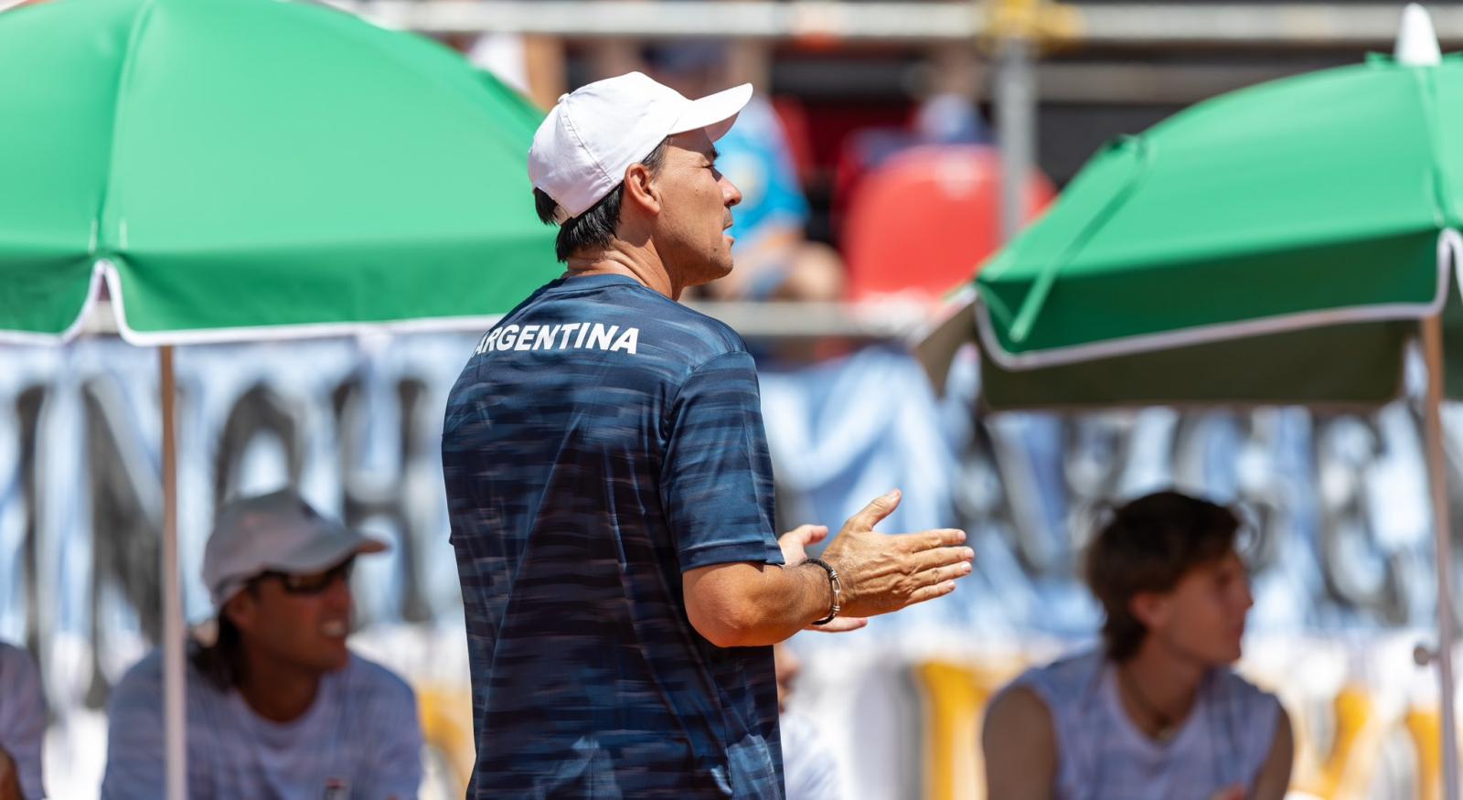 Imagen Guillermo Coria alienta a sus dirigidos en el Jockey Club de Rosario. Argentina avanzó a las finales de septiembre. Foto: AAT