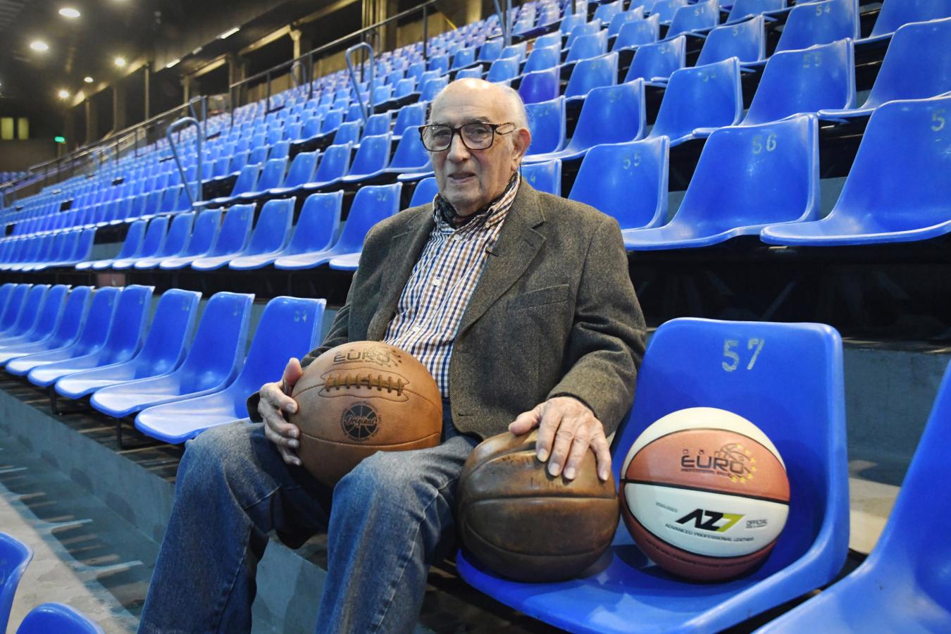 Imagen El Negro, la pelota actual y la retro, en su emotivo regreso adonde se consagró.