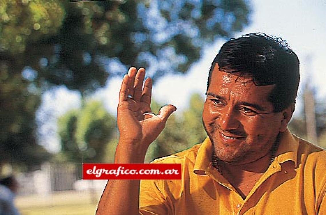 Imagen “Me crié en el campo hasta los siete años, cuando vine a Rosario. No pasé hambre porque comida había y la familia se sacrificó para eso. En la infancia hubiera querido tener una bicicleta y una buena pelota. ¡Jugábamos con cada pelota...!”