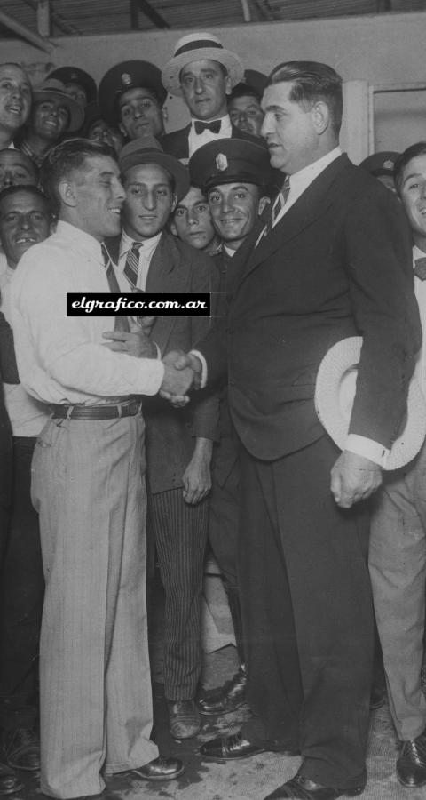 Imagen El Torito y el Toro. Justo saludando al gigante Luis Ángel Firpo, dos figuras mitológicas del boxeo nacional. Suárez, sin rivales en Argentina ni Sudamérica, parte a pelear a EEUU a mediados de 1930.