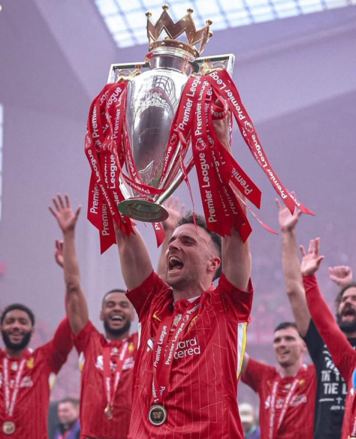 Imagen Diogo Jota levantando el trofeo de la Premier League 2024/25. Llevaba 5 temporadas en Liverpool.