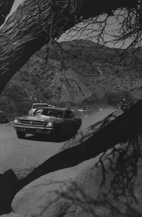 Imagen Buscador siempre de nuevos caminos, en el ´66 trajo al país un auto que era soñado por miles de argentinos, un Ford Mustang. Le metió un motor F-100 V8 y alcanzó protagonismo.