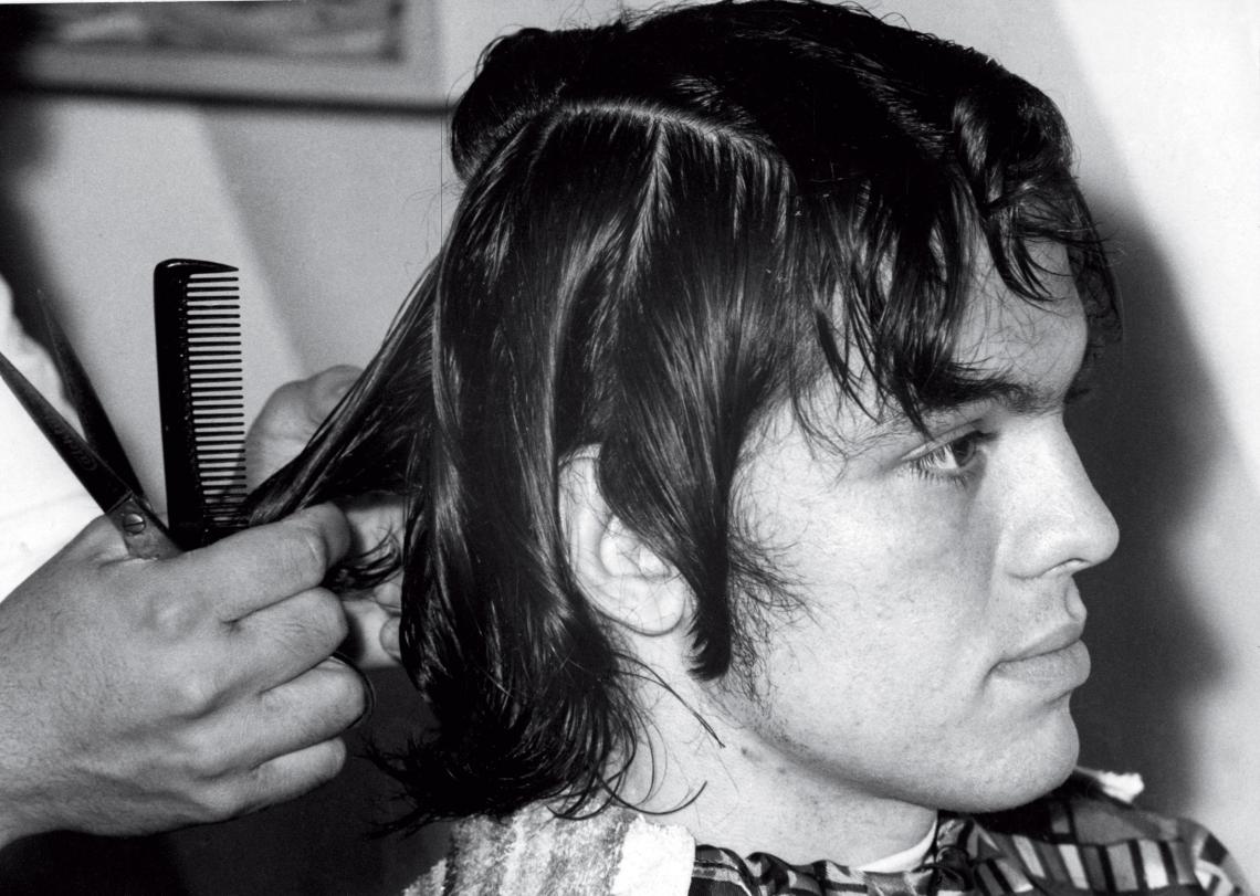 Imagen Una foto para su amigo Passarella, emprolijando la cabellera, con patillas típicas de los años 70.