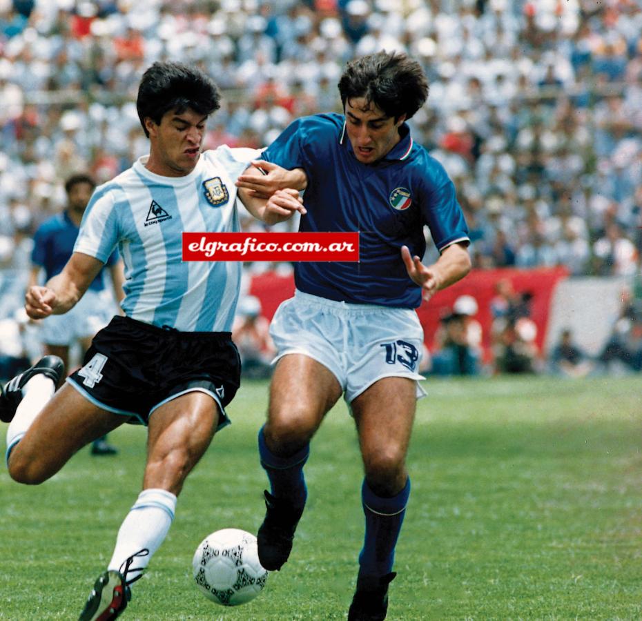 Imagen Lucha con De Nápoli, de Italia, en México 86. Tras el partido con Uruguay, no jugó más.