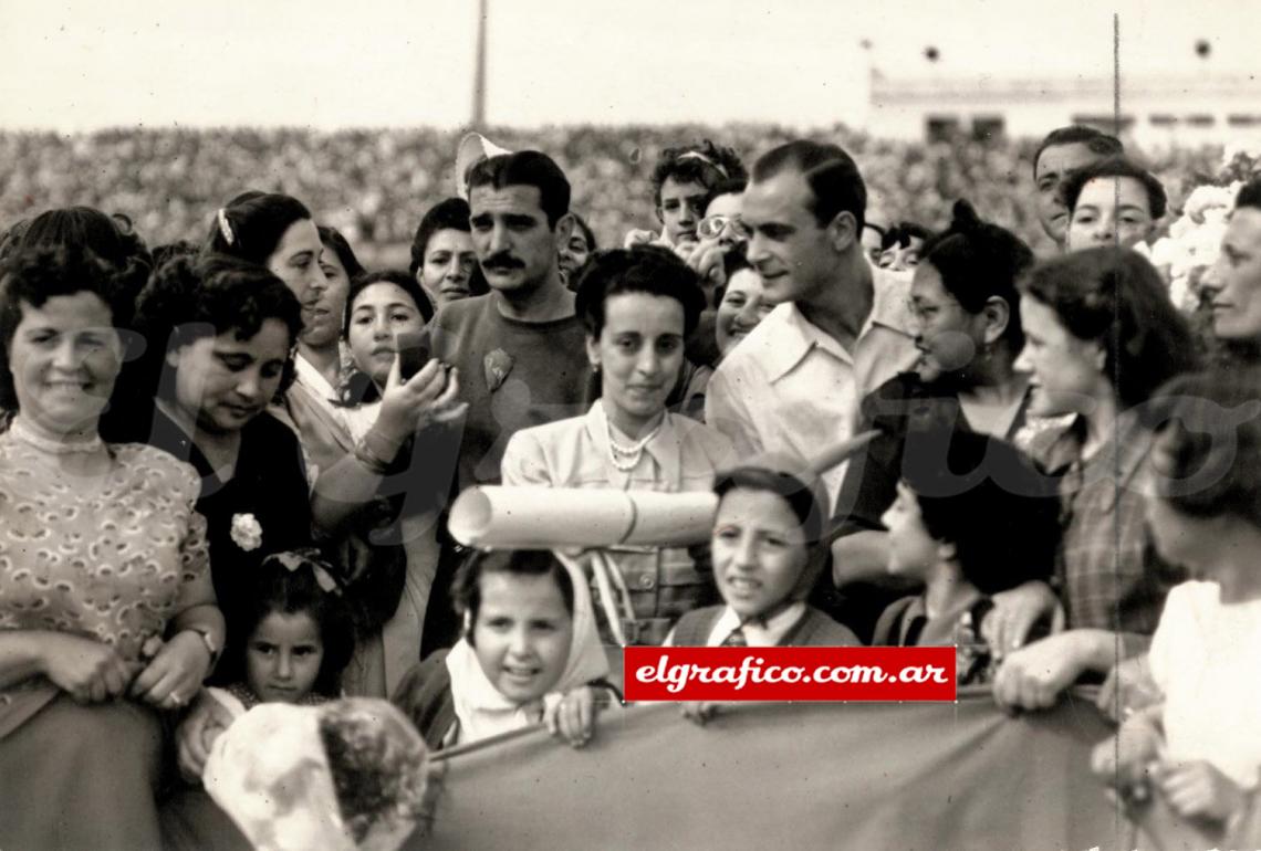 Imagen Socias de Independiente homenajean al equipo y en especial a Vicente de la Mata.