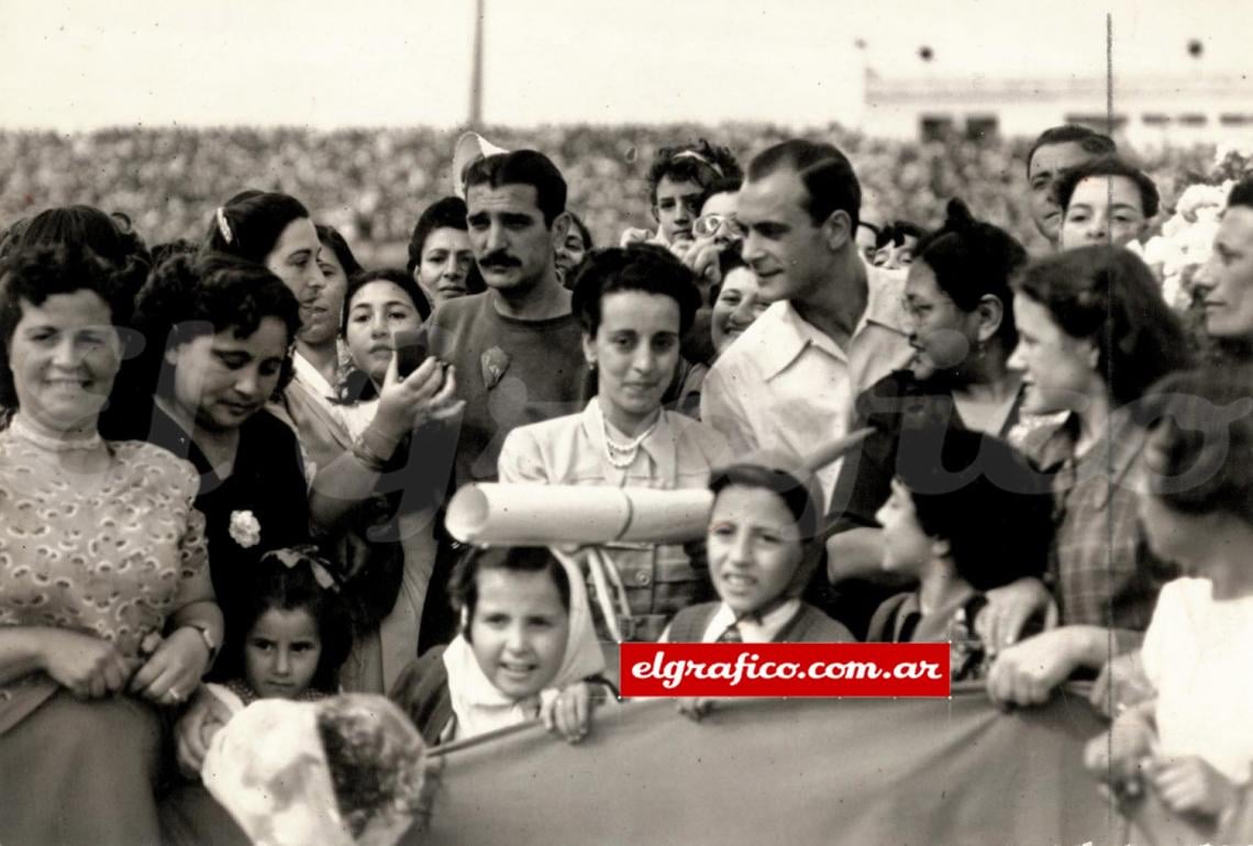Socias de Independiente homenajean al equipo y en especial a Vicente de la Mata.