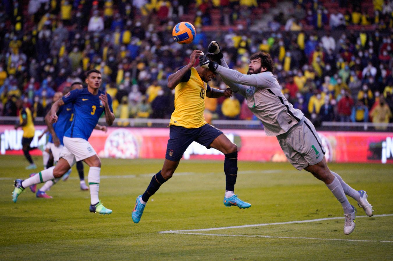 Imagen Alisson disputa el balón con Preciado, llega antes y termina golpeando al ecuatoriano. Roldán primero dio penal y roja pero luego revirtió ambas decisiones. Foto: AFP