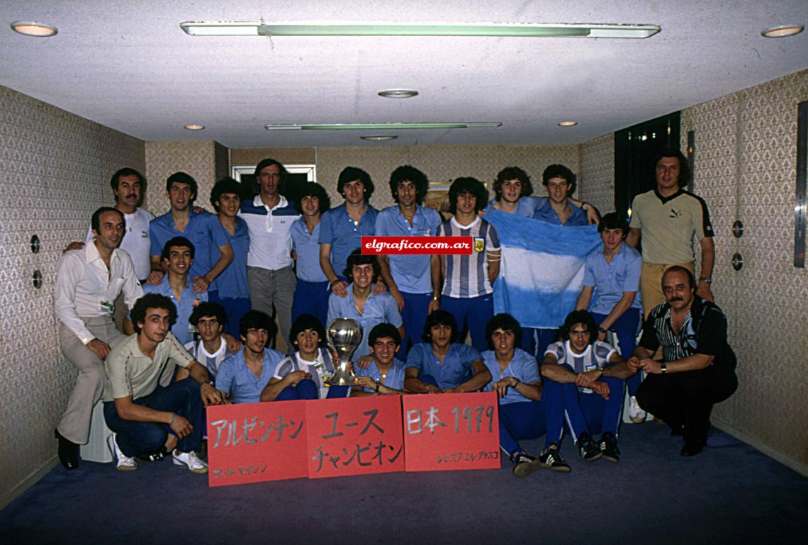 Imagen La delegación Argentina, encabezada por César Luis Menotti en el hotel festejan el título.