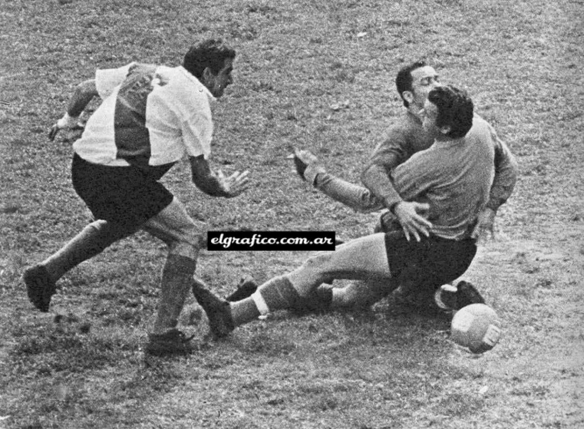 El abrazo de dos irreconciliables enemigos. Los dos fueron a la pelota y se encontraron "fraternalmente". La pelota se fue y al fin se la llevará Varacka.