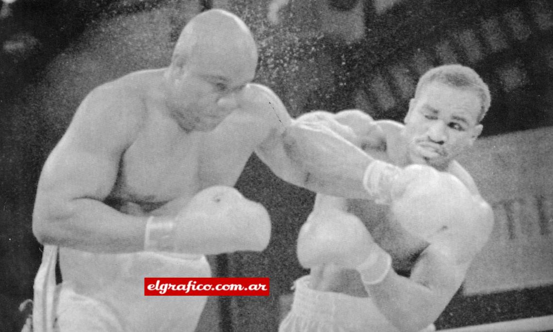 Imagen Postal de una noche donde Holyfield superó a Foreman.