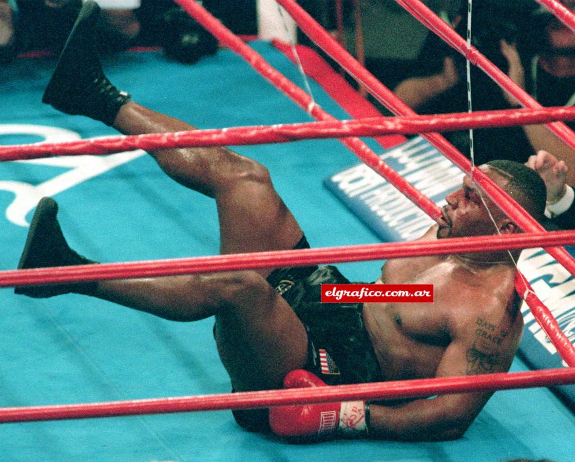 Mike Tyson en la lona.