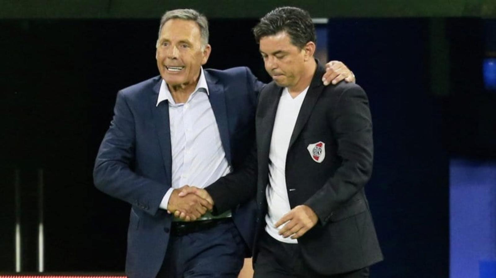 A mano hemos quedado. Russo y Gallardo se saludan después del último Superclásico que acabó en empate 1-1.