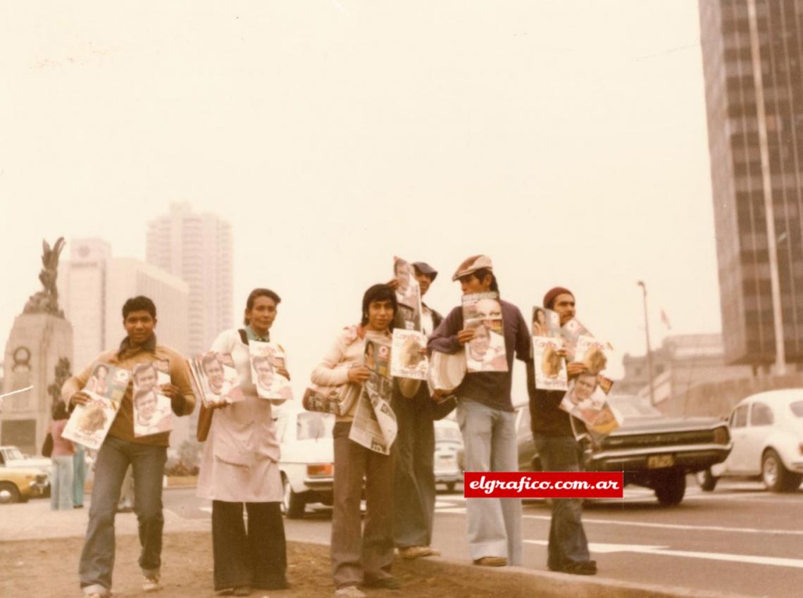 Imagen 1978. En las esquinas de Lima, Perú. El Gráfico se vende como pan caliente.