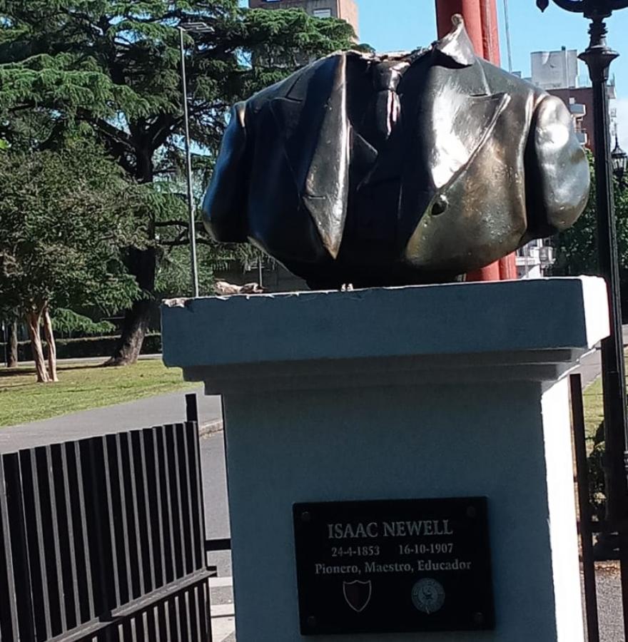 Imagen Decapitaron un busto de Isaac Newell frente al estadio