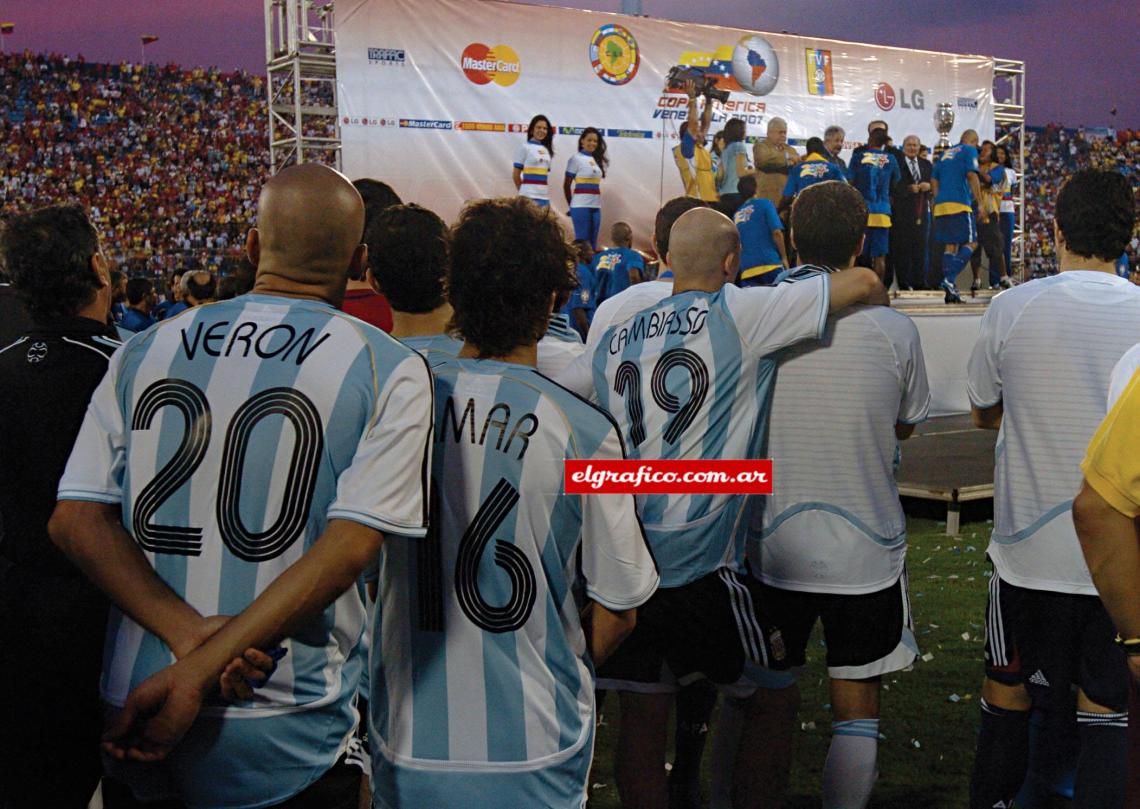La postal que nadie pensaba: los jugadores argentinos como espectadores de otro triunfo brasileño. Con todo a favor, la Selección volvió a quedarse en la puerta.