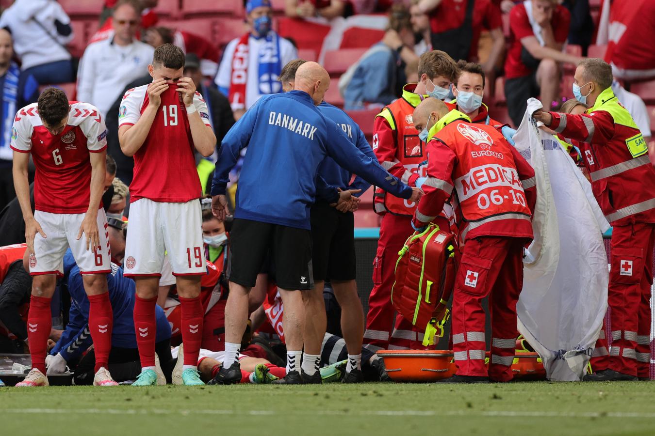 Imagen Los jugadores rodean a Eriksen, se vivieron momentos de zozobra. Foto Friedemann Vogel AFP.