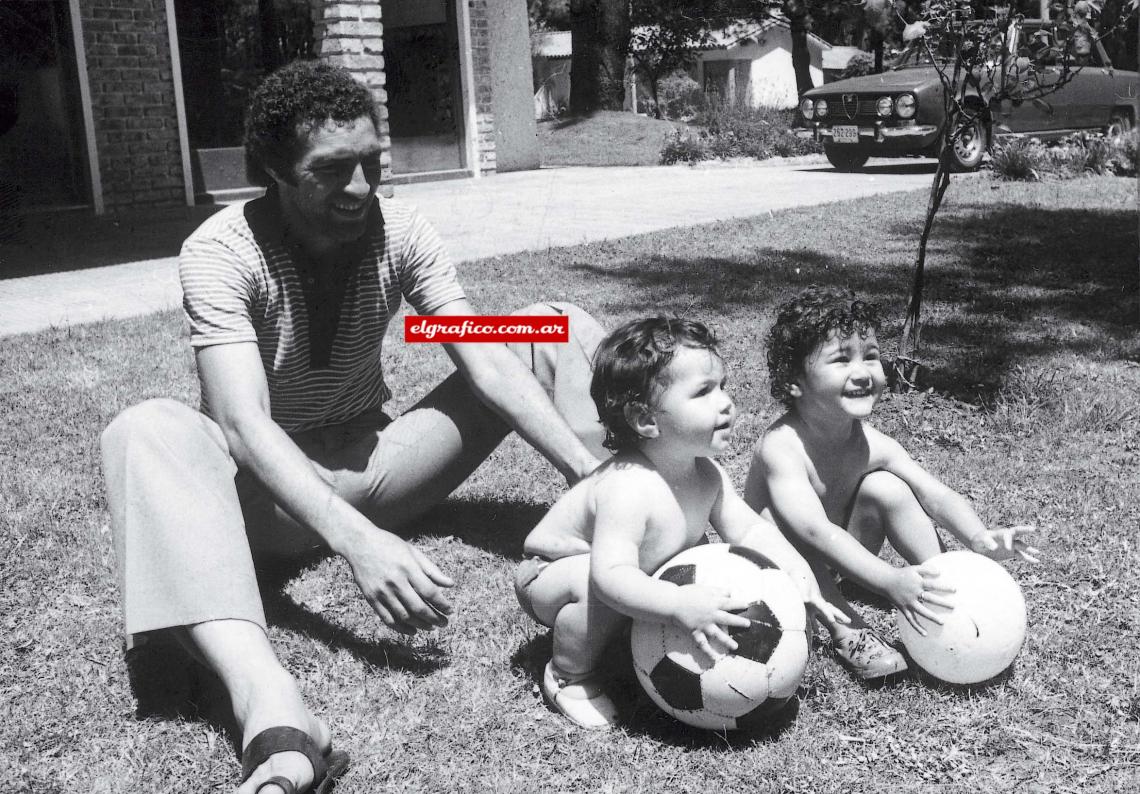 Imagen Los montero, 1972. Producción de El Gráfico: Paolo –pelota de gajos en mano–, Marcelo y papá.